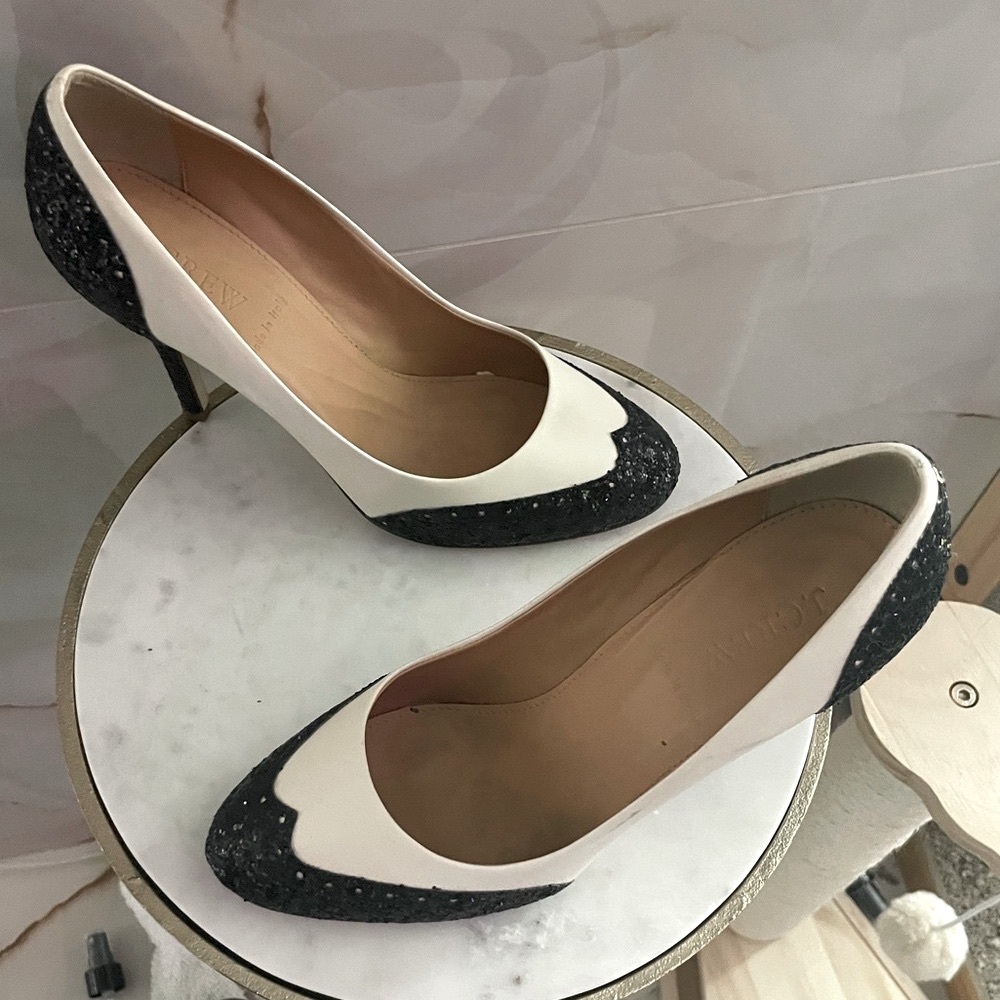 Ultra CHIC Italian Made Spectator Pumps 7-7.5